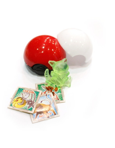 MINI POKEBALL SORPRESA CON 2 FIGURITAS 4cm